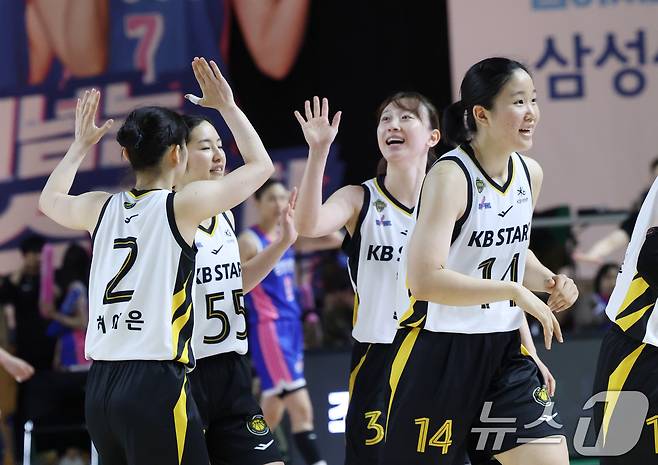 26일 경기 용인시 처인구 용인실내체육관에서 열린 'BNK 금융 2025-2026 여자프로농구 챔피언결정전 3차전' 용인 삼성생명 블루밍스와 청주 KB스타즈의 경기에서 KB스타즈 선수들이 득점 후 기뻐하고 있다. 2026.4.26 ⓒ 뉴스1 김영운 기자