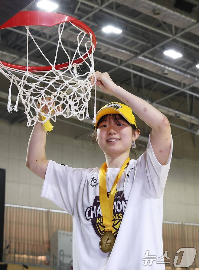 26일 경기 용인시 처인구 용인실내체육관에서 열린 'BNK 금융 2025-2026 여자프로농구 챔피언결정전 3차전' 용인 삼성생명 블루밍스와 청주 KB스타즈의 경기에서 KB가 승리를 거두며 통합우승을 차지했다. MVP에 선정된 KB 허예은이 골대 그물을 자르는 세리머니를 하고 있다. 2026.4.26 ⓒ 뉴스1 김영운 기자