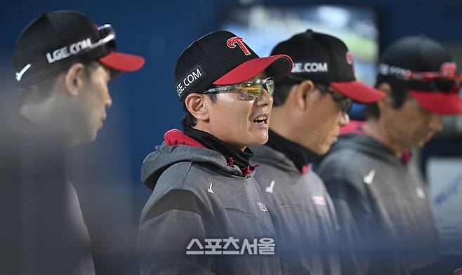 LG 염경엽 감독이 14일 서울 잠실구장에서 열린 2026 KBO리그 롯데전 경기를 지켜보고 있다. 잠실 | 최승섭기자 thunder@sportsseoul.com