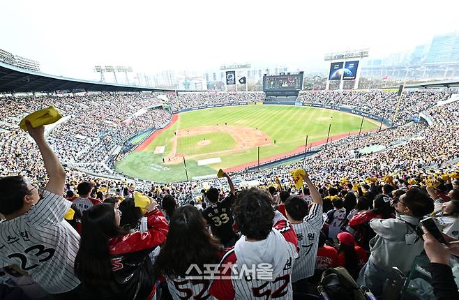 29일 잠실구장에서 열린 2026 KBO 리그 LG와 KT의 경기에서 야구팬들이 열띤 응원을 펼치고 있다. 잠실 | 박진업 기자 upandup@sportsseoul.com
