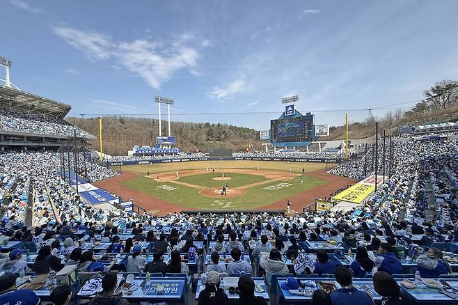 22일 대구삼성라이온즈파크에서 열린 2026 KBO리그 시범경기 LG전에 관중들이 좌석을 가득 메웠다. 사진 | 삼성 라이온즈