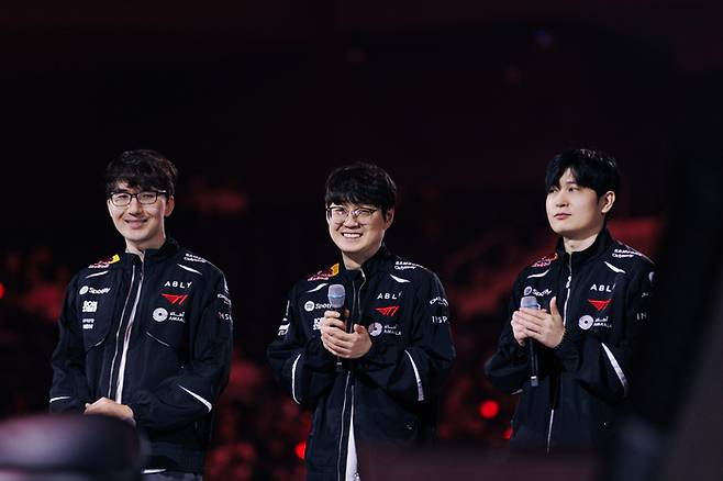 T1에 새롭게 합류한 이지훈 코치(왼쪽)가 조세형 코치(가운데), 임재형 감독대행(오른쪽)과 함께 25일 인천광역시 인스파이어 아레나에서 열린 T1 홈그라운드 팬미팅 행사에 임하고 있다. 사진 | T1