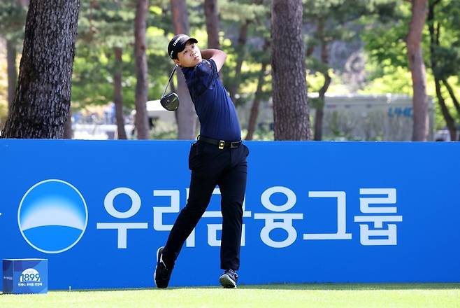 최찬이 26일 서원밸리에서 열린 2026 KPGA 우리금융챔피언십 최종라운드에서 챔피언조로 첫 티샷을 하고 있다. 사진 | KPGA