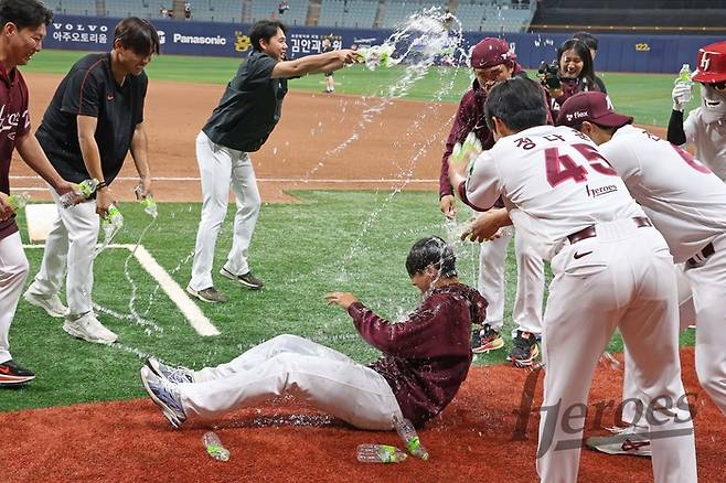 키움 박준현이 26일 서울 고척스카이돔에서 열린 2026 KBO리그 삼성전에서 2-0으로 승리한 뒤 동료들에게 축하를 받고 있다. 사진 | 키움 히어로즈