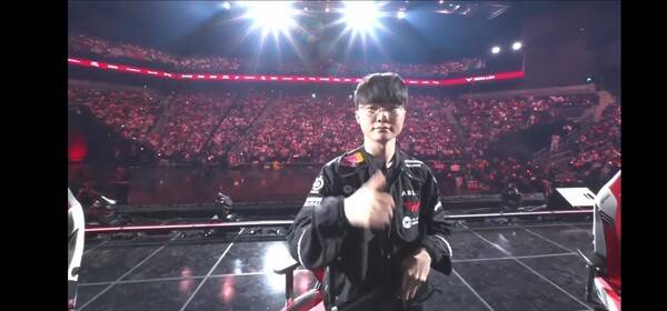 26일 인천 영종도 인스파이어 아레나에서 열린 LCK 정규 시즌 1라운드 T1과 BNK 피어엑스 경기, T1이 인천 영종도 홈그라운드에서 BNK 피어엑스를 2대0으로 꺾고 3연승을 질주했다. (T1 & BNK피어엑스=2:0)./사진=네이버 치지직 라이브영상 캡처