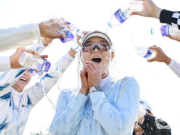 'KLPGA 2026 무안CC·올포유 드림투어 4차전'에서 유아현(19)이 드림투어 2개 대회 연속 우승 트로피를 들어 올렸다.(KLPGA 2026 무안CC·올포유 드림투어 4차전 우승자 유아현). /사진=KLPGA