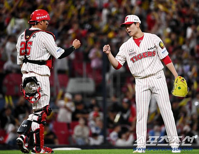 25일 광주KIA챔피언스필드에서 열린 롯데와 KIA의 경기. KIA가 4대3으로 승리했다. 승리의 기쁨을 나누는 성영탁 한준수 배터리의 모습. 광주=허상욱 기자wook@sportschosun.com/2026.04.25/