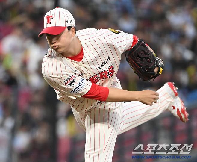 25일 광주KIA챔피언스필드에서 열린 롯데와 KIA의 경기. 7회초 등판한 KIA 정해영이 역투하고 있다. 광주=허상욱 기자wook@sportschosun.com/2026.04.25/