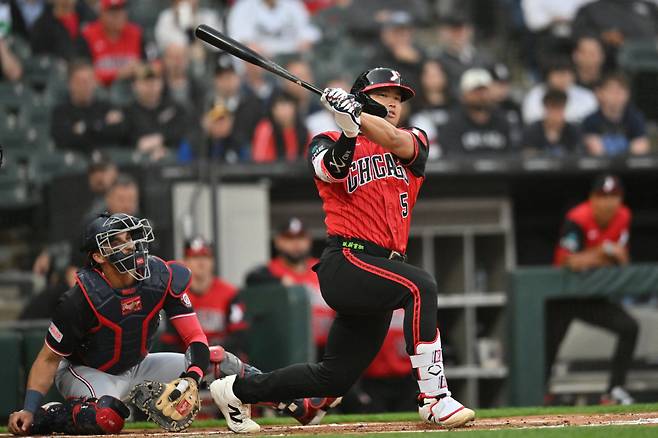 Apr 24, 2026; Chicago, Illinois, USA; Chicago White Sox first baseman Munetaka Murakami (5) hits a foul ball against the Washington Nationals during the first inning at Rate Field. Mandatory Credit: Patrick Gorski-Imagn Images







<저작권자(c) 연합뉴스, 무단 전재-재배포, AI 학습 및 활용 금지>