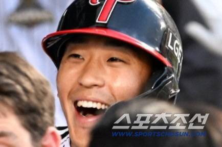 22일 잠실구장에서 열린 LG와 한화의 경기. 2회말 2사 1루 LG 송찬의가 투런포를 날린 뒤 환호하고 있다. 잠실=박재만 기자 pjm@sportschosun.com/2026.04.22/