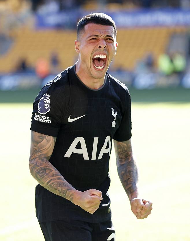 Soccer Football - Premier League - Wolverhampton Wanderers v Tottenham Hotspur - Molineux Stadium, Wolverhampton, Britain - April 25, 2026 Tottenham Hotspur's Pedro Porro celebrates after the match Action Images via Reuters/Jason Cairnduff EDITORIAL USE ONLY. NO USE WITH UNAUTHORIZED AUDIO, VIDEO, DATA, FIXTURE LISTS, CLUB/LEAGUE LOGOS OR 'LIVE' SERVICES. ONLINE IN-MATCH USE LIMITED TO 120 IMAGES, NO VIDEO EMULATION. NO USE IN BETTING, GAMES OR SINGLE CLUB/LEAGUE/PLAYER PUBLICATIONS. PLEASE CONTACT YOUR ACCOUNT REPRESENTATIVE FOR FURTHER DETAILS..







<저작권자(c) 연합뉴스, 무단 전재-재배포, AI 학습 및 활용 금지>
