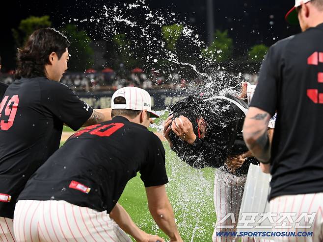 25일 광주KIA챔피언스필드에서 열린 롯데와 KIA의 경기. KIA가 4대3으로 승리했다. KBO 역대 최초 개인 통산 2200 탈삼진과 승리투수가 된 양현종이 축하 물세례를 받고 있다. 광주=허상욱 기자wook@sportschosun.com/2026.04.25/