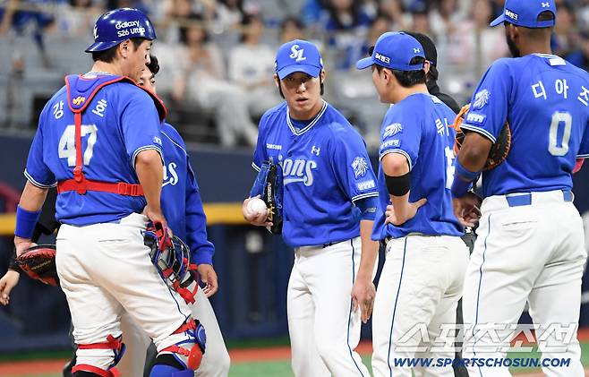 25일 서울 고척스카이돔에서 열린 키움과 삼성의 경기. 3회말 2사 삼성 원태인이 투구 도중 통증을 호소하고 있다. 고척=박재만 기자 pjm@sportschosun.com