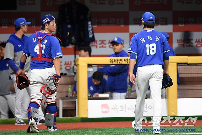 묵묵하게 마운드를 책임진 선발 원태인과 포수 강민호.