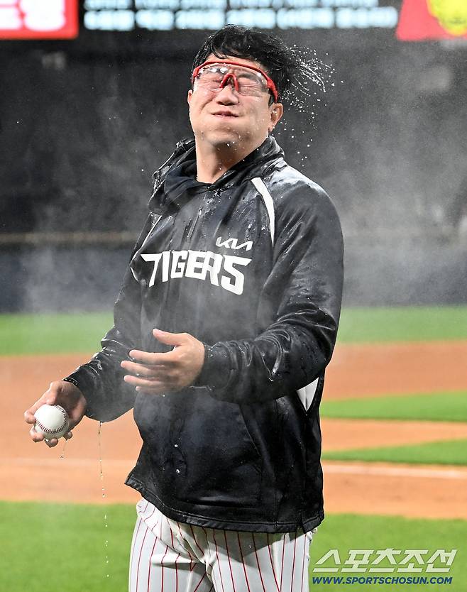 아찔했지만 기분 좋은 축하세례에 미소를 짓는 양현종