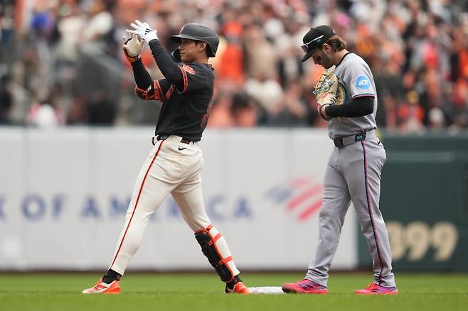 San Francisco Giants' Jung Hoo Lee, left, reacts after hitting a double next to Miami Marlins first baseman Connor Norby during the second inning of a baseball game Saturday, April 25, 2026, in San Francisco. (AP Photo/Jeff Chiu)







<저작권자(c) 연합뉴스, 무단 전재-재배포, AI 학습 및 활용 금지>