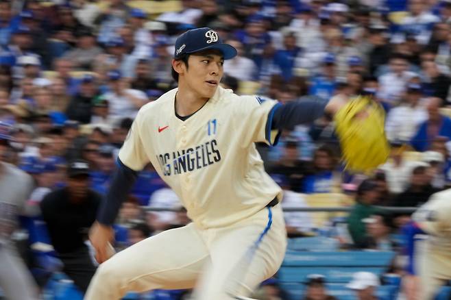 Los Angeles Dodgers starting pitcher Roki Sasaki throws to the plate during the first inning of a baseball game against the Chicago Cubs, Saturday, April 25, 2026, in Los Angeles. (AP Photo/Mark J. Terrill)







<저작권자(c) 연합뉴스, 무단 전재-재배포, AI 학습 및 활용 금지>