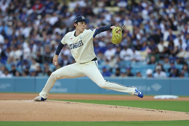 Apr 25, 2026; Los Angeles, California, USA; Los Angeles Dodgers starting pitcher Roki Sasaki (11) throws a pitch against the Arizona Diamondbacks during the first inning at Dodger Stadium. Mandatory Credit: Kiyoshi Mio-Imagn Images







<저작권자(c) 연합뉴스, 무단 전재-재배포, AI 학습 및 활용 금지>