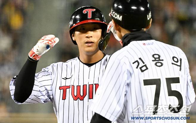 22일 잠실구장에서 열린 LG와 한화의 경기. LG 송찬의가 안타를 날린 뒤 환호하고 있다. 잠실=박재만 기자 pjm@sportschosun.com/2026.04.22/