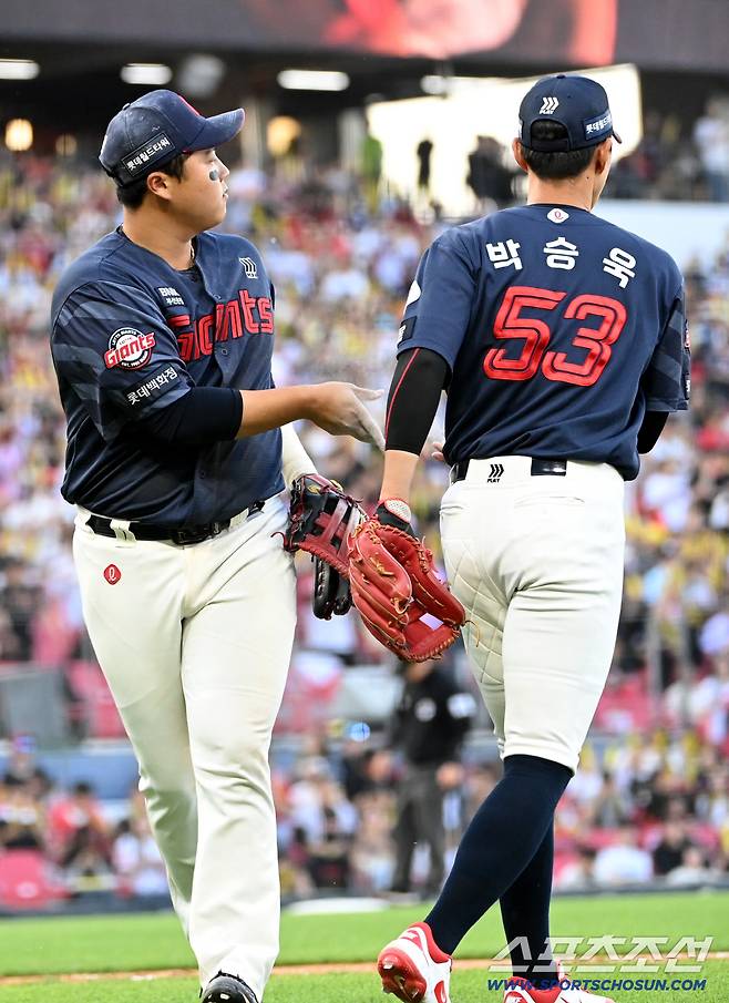 25일 광주KIA챔피언스필드에서 열린 롯데와 KIA의 경기. 5회말 한동희가 박승욱과 교체되고 있다. 광주=허상욱 기자wook@sportschosun.com/2026.04.25/