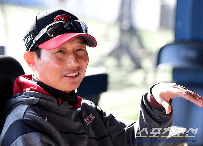 24일 잠실야구장에서 열린 LG와 두산의 경기. 기자들 질문에 답하고 있는 LG 염경엽 감독. 잠실=송정헌 기자songs@sportschosun.com/2026.04.24/