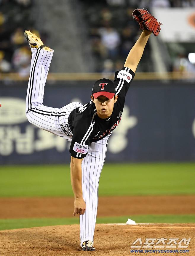 24일 잠실야구장에서 열린 LG와 두산의 경기. 9회 마운드 올라 투구하고 있는 LG 김영우. 잠실=송정헌 기자songs@sportschosun.com/2026.04.24/