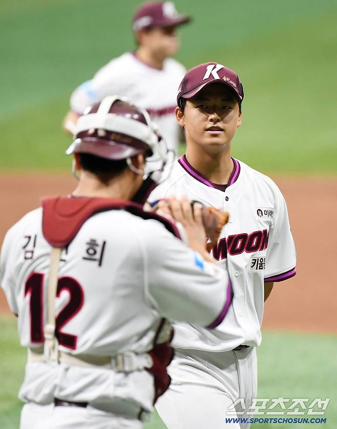 26일 오후 서울 고척스카이돔에서 열린 삼성-키움전. 키움 선발 박준현이 4회 실점 위기를 넘긴 후 미소짓고 있다. 고척=정재근 기자 cjg@sportschosun.com/2026.4.26/