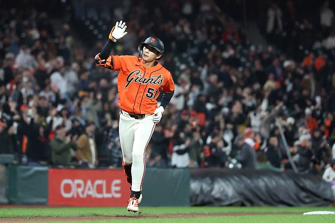 SAN FRANCISCO, CALIFORNIA - APRIL 24: Jung Hoo Lee #51 of the San Francisco Giants rounds the bases after hitting a home run against the Miami Marlins in the eighth inning at Oracle Park on April 24, 2026 in San Francisco, California.   Ezra Shaw/Getty Images/AFP (Photo by EZRA SHAW / GETTY IMAGES NORTH AMERICA / Getty Images via AFP)







<저작권자(c) 연합뉴스, 무단 전재-재배포, AI 학습 및 활용 금지>