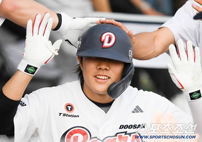 19일 서울 잠실구장에서 열린 KIA-두산전. 7회말 무사 박준순이 솔로포를 친 후 환영받고 있다. 잠실=정재근 기자 cjg@sportschosun.com/2026.4.19/