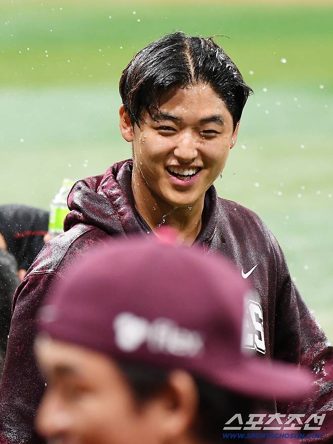 26일 오후 서울 고척스카이돔에서 열린 삼성-키움전. 데뷔전에서 승리투수가 된 박준현이 물세례를 받고 있다. 고척=정재근 기자 cjg@sportschosun.com/2026.4.26/