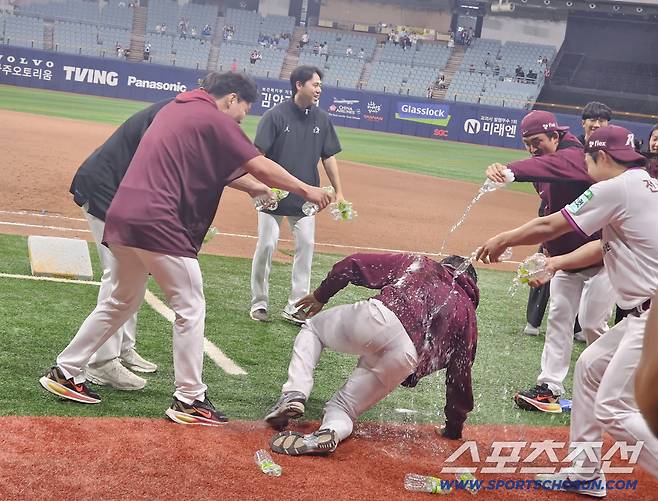 박준현 물세례. 고척=스포츠조선 정현석 기자 hschung@sportschosun.com