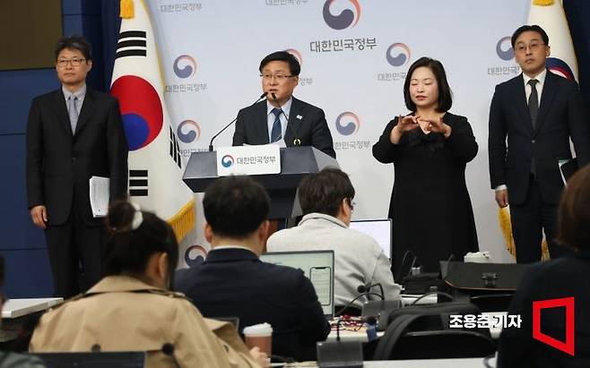 김성환 기후에너지환경부 장관이 6일 서울 종로구 정부서울청사 별관에서 에너지 대전환 추진 계획을 발표하고 있다. 2026.4.6 조용준 기자