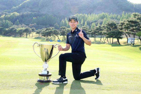최찬이 우리금융 챔피언십에서 생애 첫 우승을 거둔 뒤 트로피를 놓고 미소를 짓고 있다. KPGA 제공