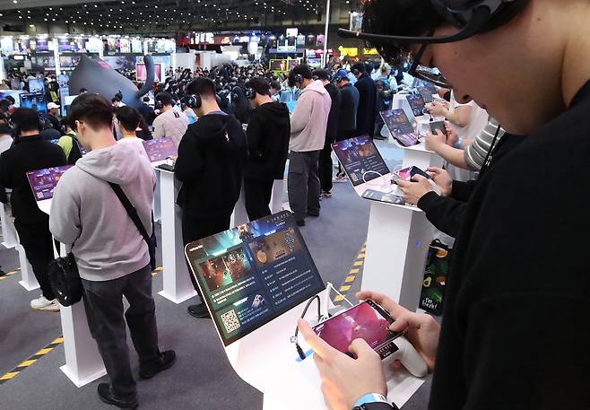 지난해 12월 13일 부산 해운대구 벡스코 제1전시장에서 열린 국내 최대 게임전시회 '지스타 2025'에서 관람객들이 신작 게임을 즐기고 있다./뉴스1