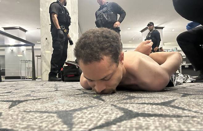 트럼프 미국 대통령이 백악관 출입기자단 만찬에서 발생한 총격 사건의 용의자인 콜 토마스 앨런의 근접 사진을 공개했다. /X(옛 트위터)