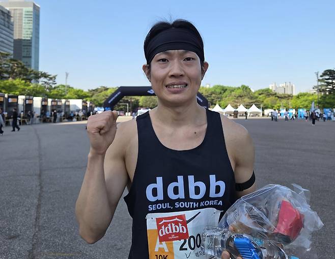 26일 서울하프마라톤 10km 남자부에서 우승한 백지훈씨. /이태동 기자