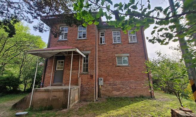 충남 공주시 중학동 영명학교 안에 위치한 선교사 사옥은 1921년 완공됐으며 사애리시 선교사 등이 거주했다. 1905년 사애리시의 남편 샤프 목사가 설계하여 완공한 사택은 현존하지 않는다. 김재근 선임기자