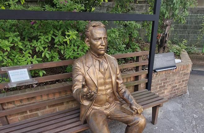 제일교회 안에 조성된 샤프 목사 동상, 김재근 선임기자