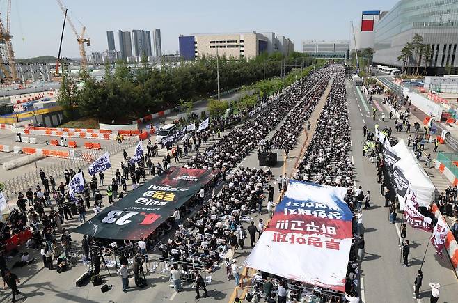 23일 경기 평택시 고덕동 삼성전자 평택캠퍼스에서 열린 삼성전자 노동조합 공동투쟁본부 ‘4·23 투쟁 결의대회’에서 조합원들이 구호를 외치고 있다. 2026.4.23 ⓒ 뉴스1
