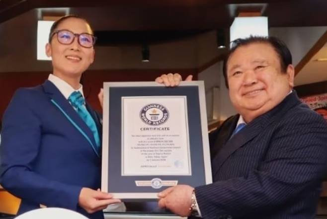 기무라 기요시 사장이 기네스북 인증서를 전달받고 있다. 사진=기요무라 홈페이지