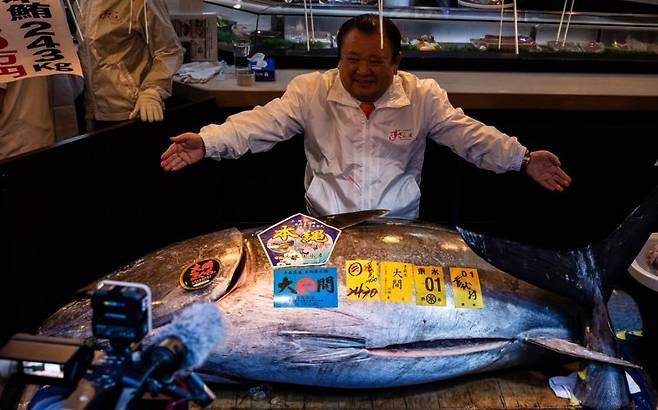 기요무라 기요시 대표가 최고가에 낙찰된 참치와 함께 포즈를 취하고 있다. AP뉴시스