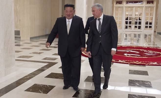 26일 김정은 북한 국무위원장(왼쪽)이 평양에서 뱌체슬라프 볼로딘 러시아 하원(국가두마) 의장을 접견하고 있다. 볼로딘 의장은 북한과 러시아가 주장하는 ‘쿠르스크 해방 1주년’과 관련해 북한의 파병 전사자 추모 기념관 준공식에 참석하기 위해 방북했다. 사진 출처 주북한 러시아대사관 텔레그램