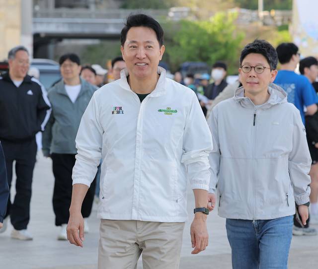 오세훈 서울시장이 26일 쉬엄쉬엄 모닝 행사가 열린 서울 잠수교를 걸어가고 있다. [연합뉴스]