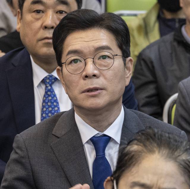 더불어민주당 정원오 서울시장 후보가 26일 서울 영등포구 쪽방촌 내 광야 교회에서 열린 일요 예배에 참석해 찬송가를 부르고 있다. [연합뉴스]