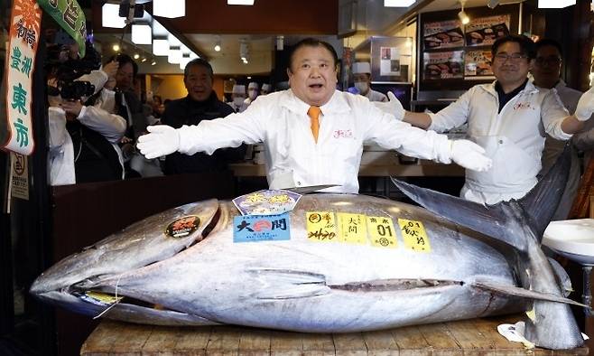 기무라 기요시 스시잔마이 사장이 5억1030만엔(약 47억원)에 낙찰받은 243㎏짜리 참다랑어 앞에서 포즈를 취하고 있다. 사진=EPA 연합뉴스