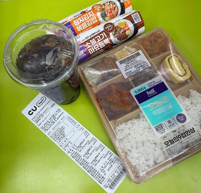 도시락 1개, 김밥 2줄에 아이스 아메리카노를 구매하면서 구독 할인과 통신사 할인을 적용해 정가보다 4850원 저렴한 가격을 결제했다. /사진=서윤경 기자