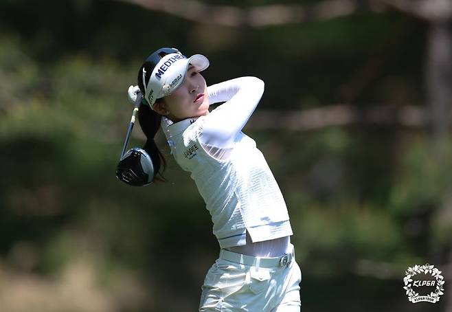 이예원이 26일 충북 충주 킹스데일GC에서 열린 '덕신 EPC 챔피언십' 파이널 라운드 6번홀에서 티샷을 하고 있다. KLPGA 제공