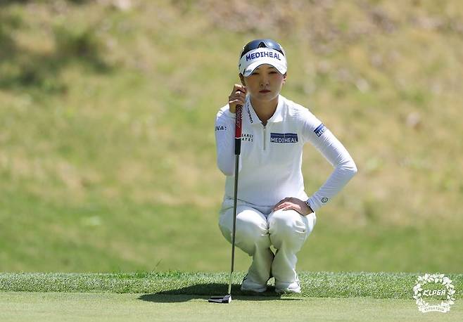 이예원이 26일 충북 충주 킹스데일GC에서 열린 '덕신 EPC 챔피언십' 파이널 라운드 4번홀에서 그린을 읽고 있다. KLPGA 제공