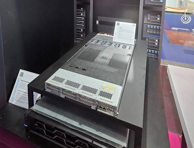 '차이나플라스 2026' 코베스트로 부스에 전시된 AI 서버.