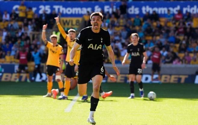 토트넘 홋스퍼 주앙 팔리냐가 26일(한국시각) 영국 울버햄프턴에서 열린 2025~2026 프리미어리그 울버햄프턴과 경기에서 결승골을 터뜨린 뒤 기뻐하고 있다. 울버햄프턴/AP 연합뉴스